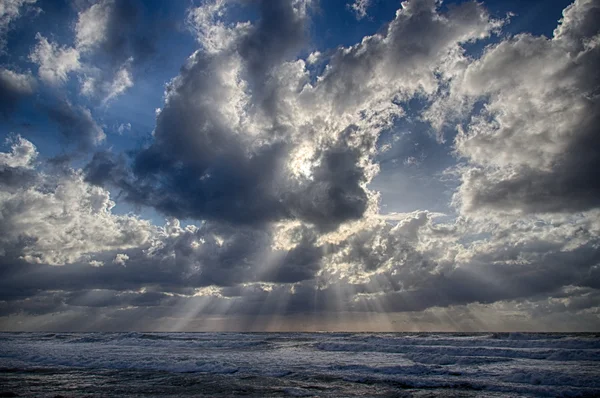 HDR zonsondergang en water reflecties op het strand Stockfoto