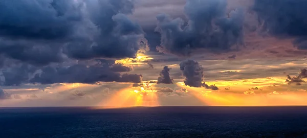 Prachtige bewolkt zonsondergang op zee Stockafbeelding