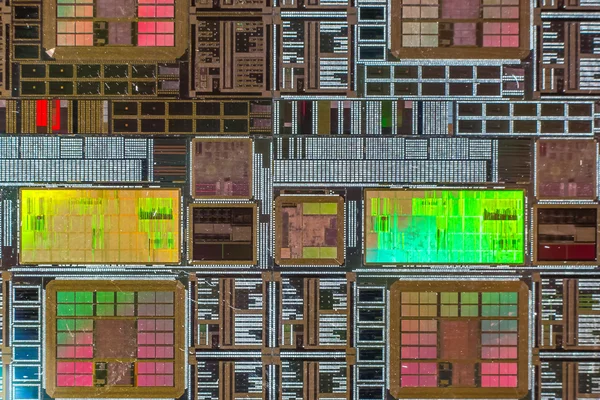 Silicium wafer met afgedrukte elektronische circuit in vergelijking met een niddle Stockfoto