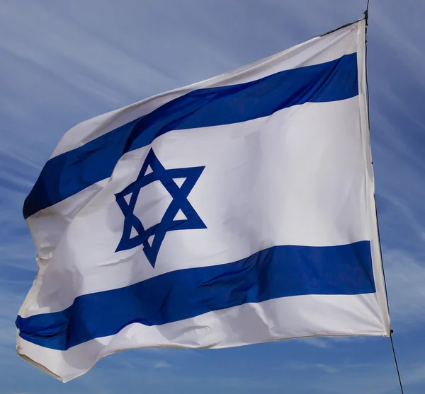 Israël vlag in de wind geïsoleerd tegen de hemel fladderende Stockfoto