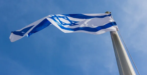 Israël vlag in de wind geïsoleerd tegen de hemel fladderende Stockfoto