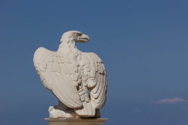 Haifa, İsrail Bahai bahçesinde bir kartal heykeli