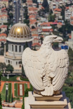 Haifa, İsrail Bahai bahçesinde bir kartal heykeli