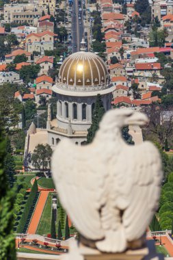 Haifa, İsrail Bahai bahçesinde bir kartal heykeli