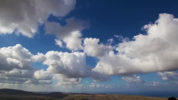 Timelapse de nubes cruzando el cielo azul — Vídeos de Stock