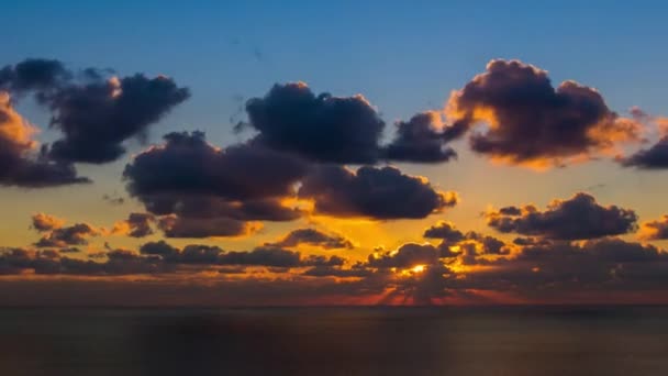 Filmu timelapse chmury o zachodzie słońca nad morzem — Wideo stockowe