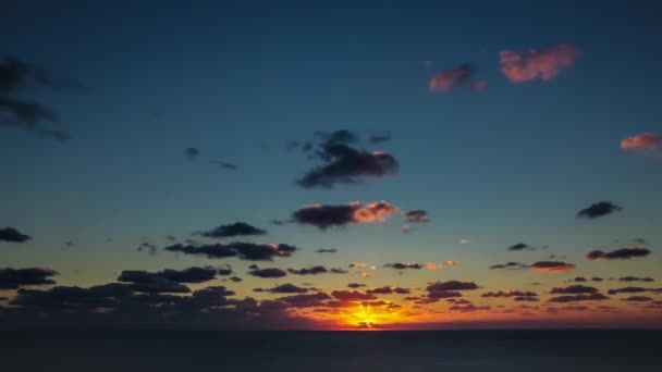 Timelapse film de nuages au coucher du soleil au-dessus de la mer 