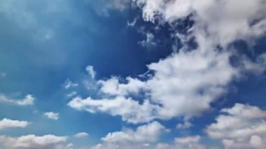 arazi üzerinde mavi gökyüzü geçerken bulutlar Timelapse