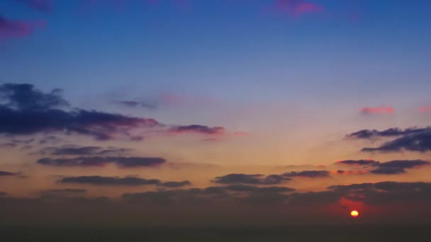 Timelapse film av moln på solnedgången över havet — Stockvideo