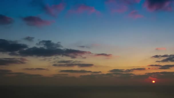 Timelapse film av moln på solnedgången över havet — Stockvideo