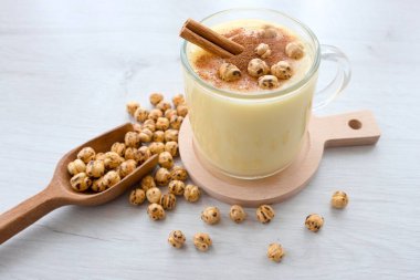 Cinnamon boza içeceği ve cam bardakta kızarmış nohut.