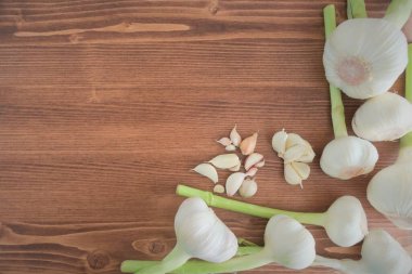 Ahşap masadaki kırmızı sarımsağın arka planı