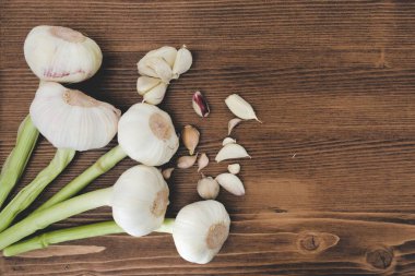 Ahşap masadaki kırmızı sarımsağın arka planı