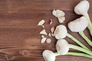 Ahşap masadaki kırmızı sarımsağın arka planı