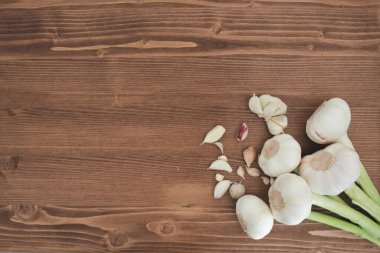 Ahşap masadaki kırmızı sarımsağın arka planı