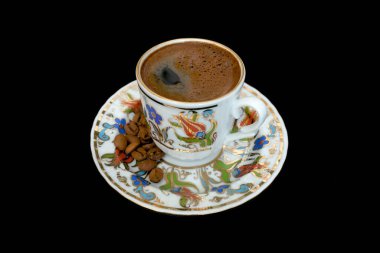 Siyah arka planda bir fincan sıcak kahve.