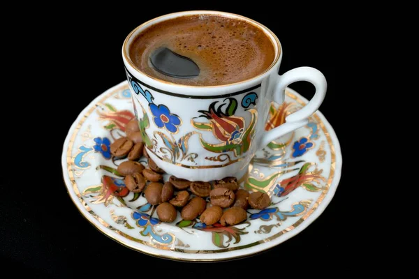 Siyah arka planda bir fincan sıcak kahve.