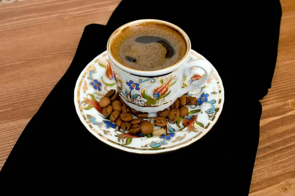 Siyah arka planda bir fincan sıcak kahve.