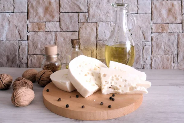 Tahta masadaki doğal peynir dilimlerinin arka planı