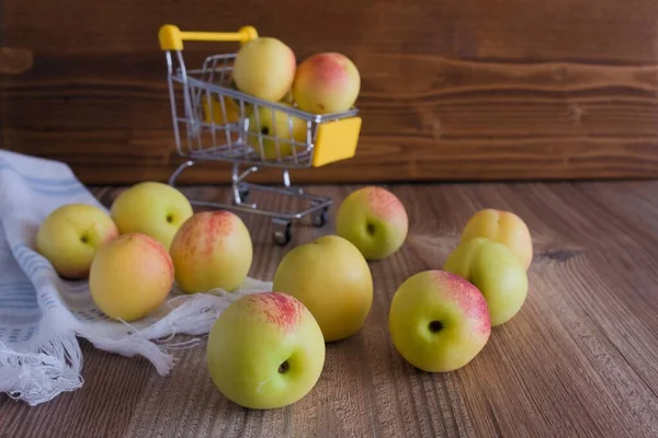 White Peaches Basket Wooden Table — Stock Photo, Image