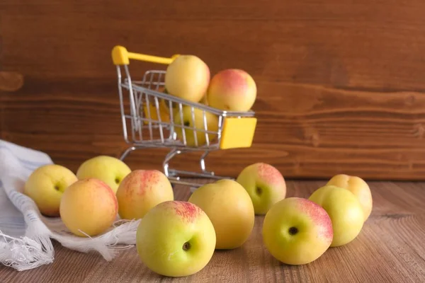 White Peaches Basket Wooden Table — Stock Photo, Image