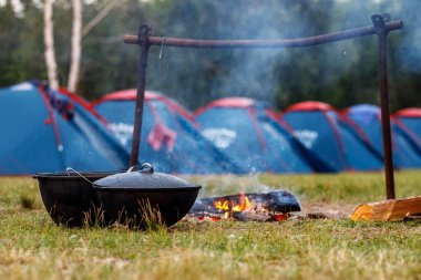 Kamp ateşinin yanında melon şapka.