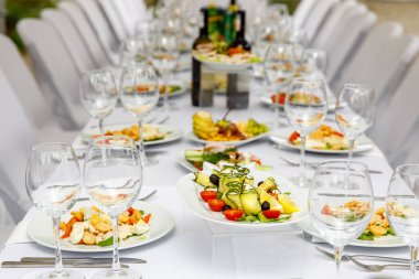 Ziyafet başlamadan önce yemekleri hazırlayın.