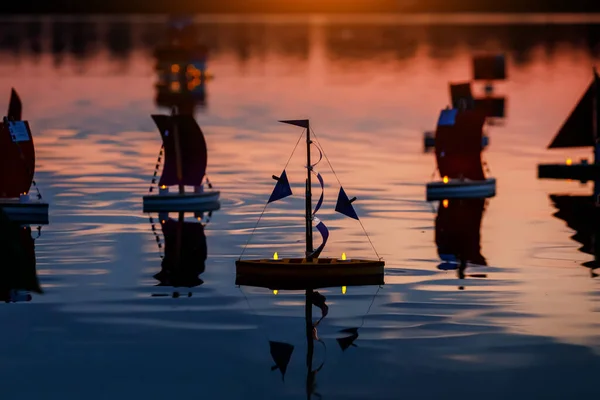 Viele Kleine Papierboote Bei Sonnenuntergang Spielzeugflotte — Stockfoto