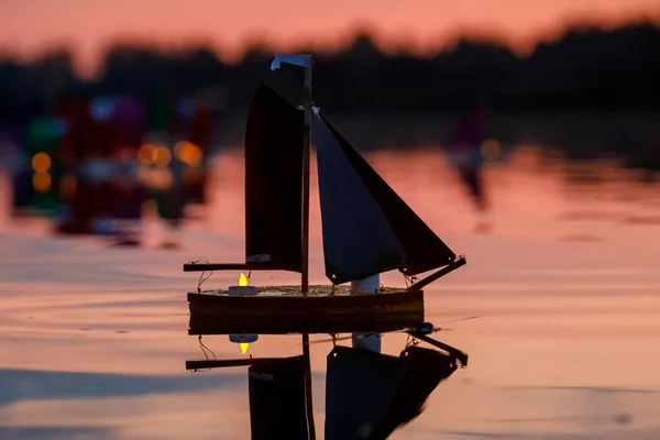 Lot Small Paper Boats Sunset Toy Fleet — Stock Photo, Image