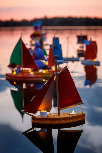 Lot Small Paper Boats Sunset Toy Fleet — Stock Photo, Image