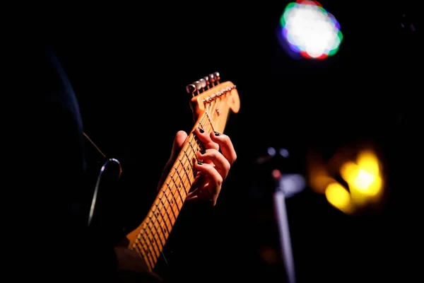 Finger Auf Dem Griffbrett Der Gitarre Auf Der Bühne Spielen — Stockfoto