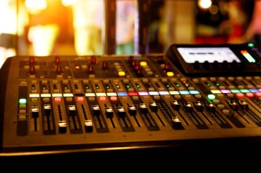 Ses konsolunda kaydırıcılar var. Bir konserde müzik mikserini kapat