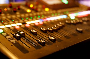 Ses konsolunda kaydırıcılar var. Müzik karıştırıcıyı kapat