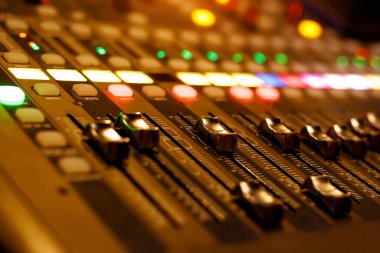 Ses konsolunda kaydırıcılar var. Müzik karıştırıcıyı kapat