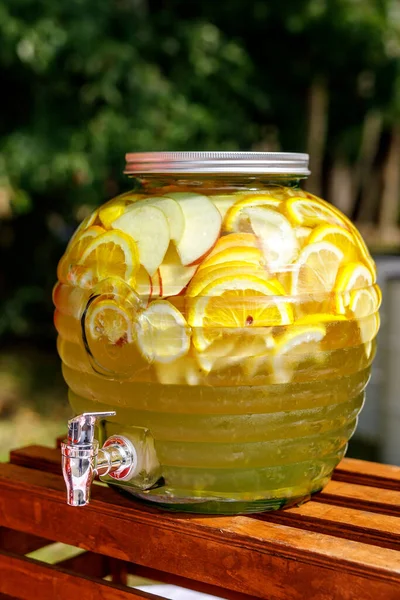 Una grande brocca rotonda di limonata. Bevanda di agrumi fredda estiva — Foto Stock