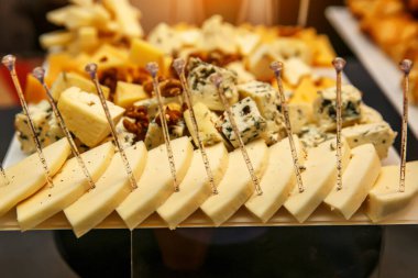 farklı türde bir ahşap tahta üzerinde peynir.