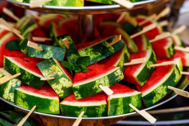 Üçgen karpuz dilimleri. Yaz atıştırması