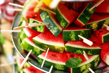 Üçgen karpuz dilimleri. Yaz atıştırması