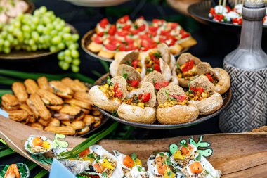 Soğuk atıştırmalıklar, et ve salatalarla dolu açık büfe masası..