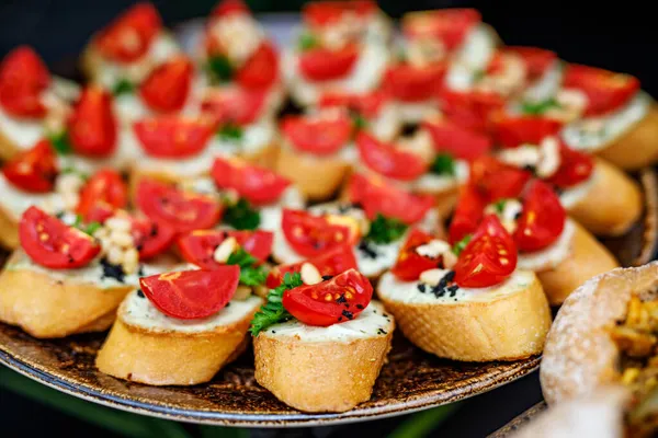 Buffet Réception Avec Snacks Froids Aux Tomates Cerises — Photo