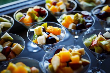 Meyve parçalı üçgen bardaklar.