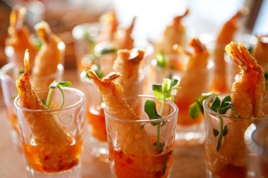 Küçük bardaklarda karides aperatifleri