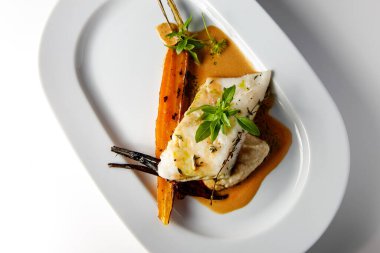 Restoranda domates soslu turna filetosu.