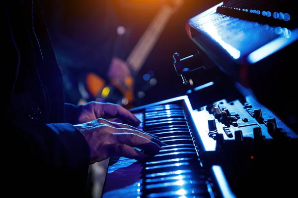 Artista Tocando Sintetizador Teclado Teclas Piano Durante Concierto Vivo — Foto de Stock