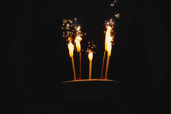 Die Torte Mit Feuerwerk Auf Dunklem Hintergrund — Stockfoto