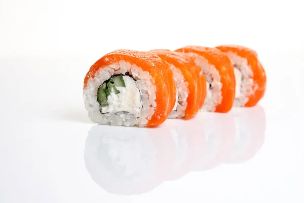 Philadelphia Sushi Roll Een Geïsoleerde Witte Achtergrond Met Reflectie — Stockfoto