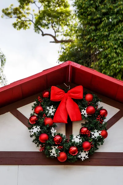 Decorações Natal Grinalda Com Bolas Contexto Verão Ano Novo País — Fotografia de Stock