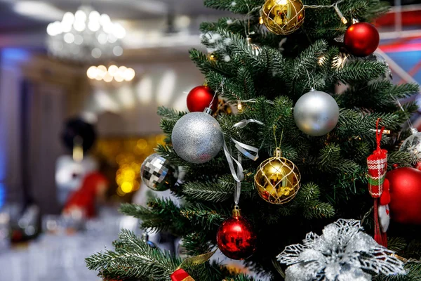Árvore Natal Artificial Com Decoração Quarto — Fotografia de Stock