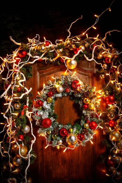 Ronde Kerstkrans Met Slinger Verlichting Decoratieve Ballen — Stockfoto