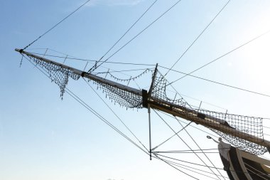 Mavi gökyüzüne karşı yelkenli gemisinin ahşap meltemi